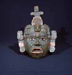 Pohřební maska z Tikalu, Peten, Guatemala, rané klasické období (asi 200-600 n. l.) (nefrit, perleť a pyrit) (viz také 238269)